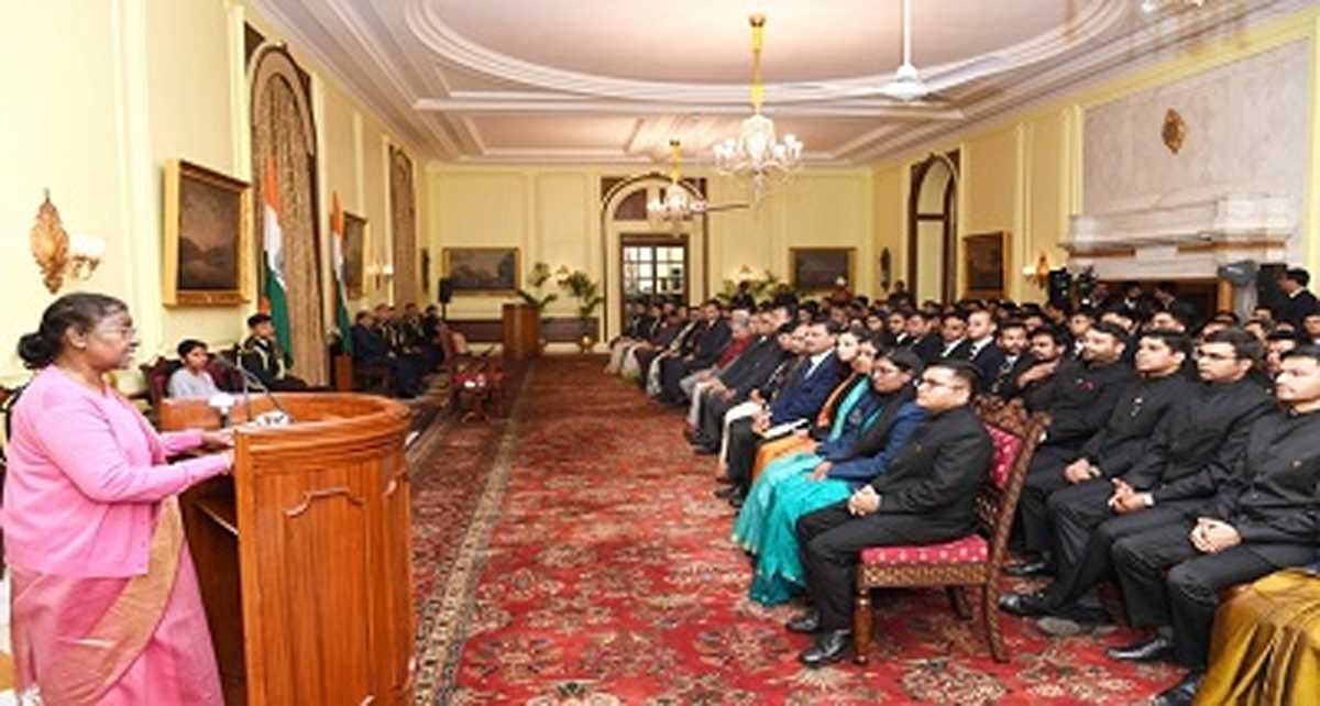 राष्ट्रपति ने विभिन्न सेवाओं के प्रशिक्षु अधिकारियों से मुलाकात की